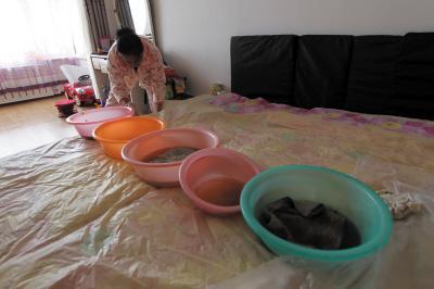 浦东楼上漏水，住户失联，小区没物管，业主维权难！律师来支招……